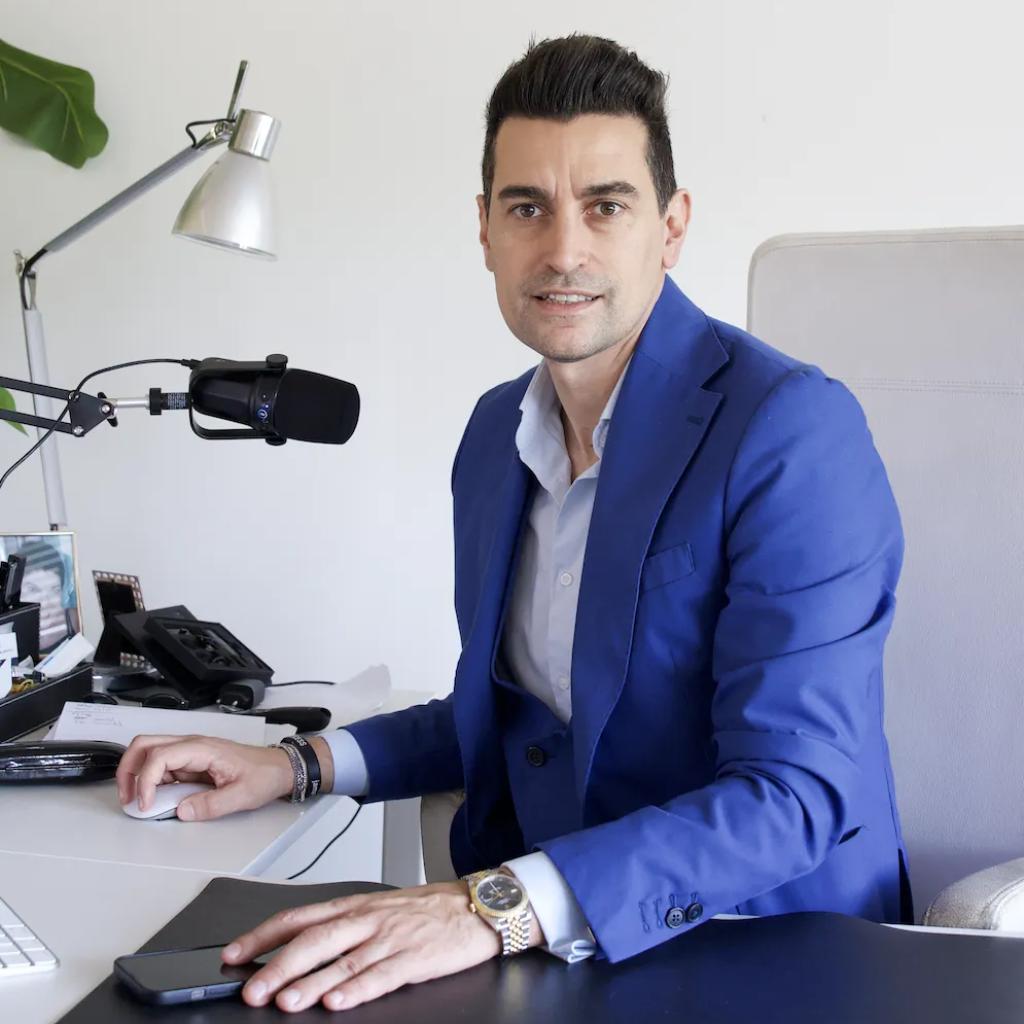 Alessio Zitelli seduto alla scrivania del suo ufficio